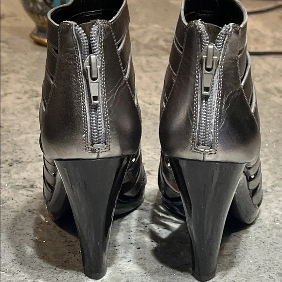 Banana Republic Metallic Silver Heels Size 6.5 - Picture 4 of 10
